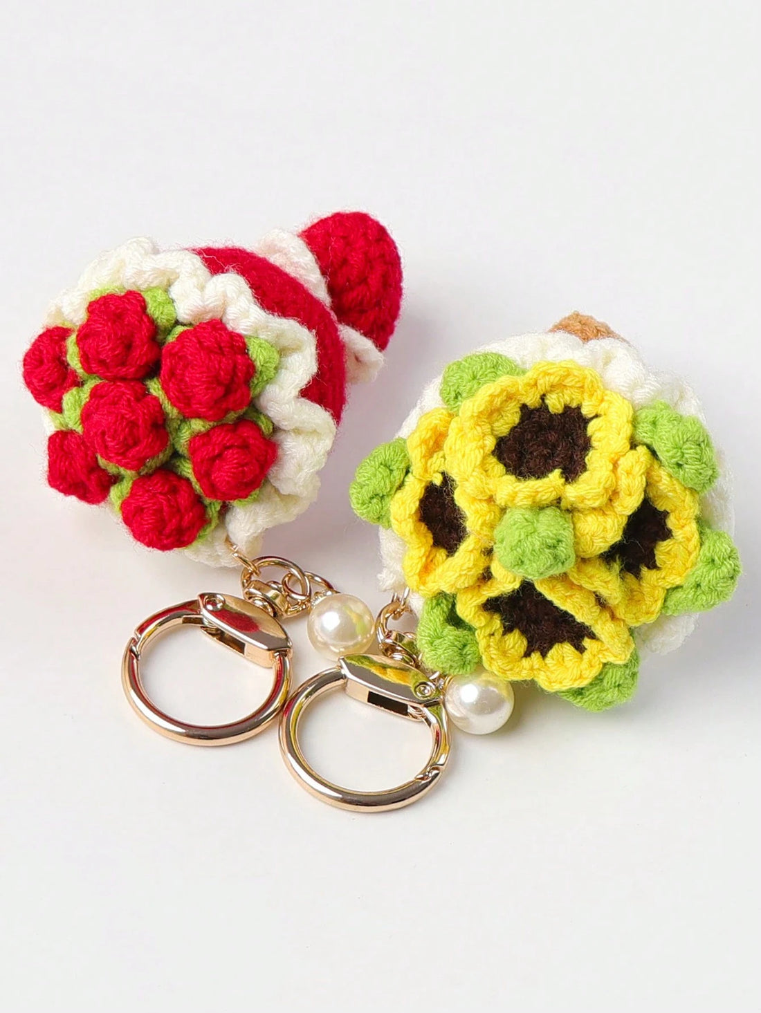 1pc Women's Valentine's Day Mini Crocheted Knitted Rose Flower Bouquet Keychain, Realistic DIY Knitted Flower Bouquet, Gift For Graduation, Wedding Guest, Best Friend, Girlfriend, Anniversary, Valentine's Day, Wedding Keychain, Bag Accessory