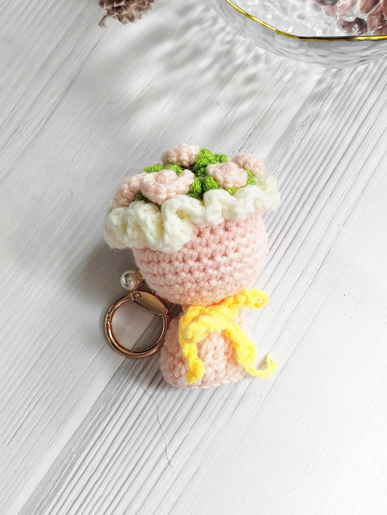 1pc Women's Valentine's Day Mini Crocheted Knitted Rose Flower Bouquet Keychain, Realistic DIY Knitted Flower Bouquet, Gift For Graduation, Wedding Guest, Best Friend, Girlfriend, Anniversary, Valentine's Day, Wedding Keychain, Bag Accessory