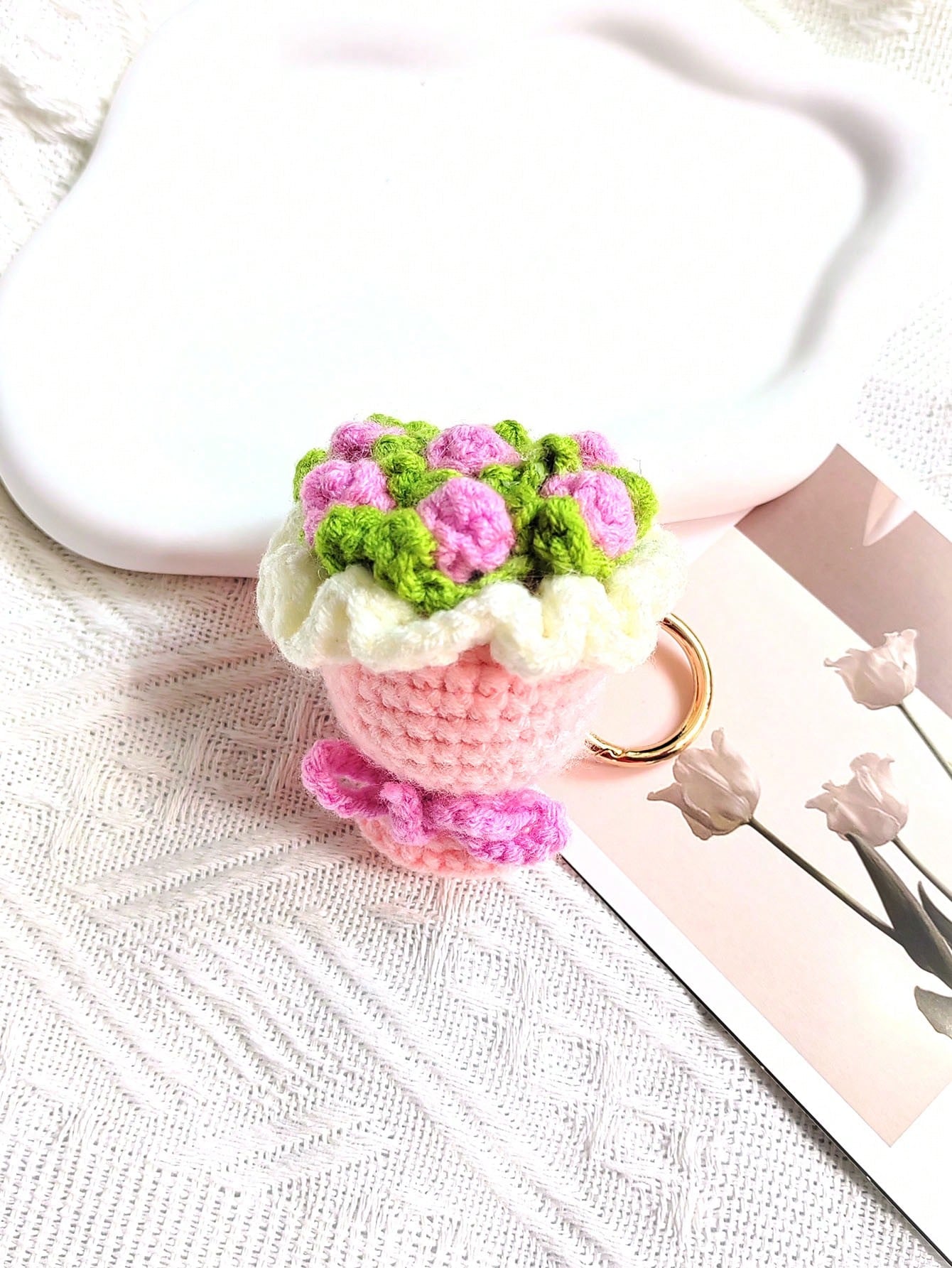 1pc Women's Valentine's Day Mini Crocheted Knitted Rose Flower Bouquet Keychain, Realistic DIY Knitted Flower Bouquet, Gift For Graduation, Wedding Guest, Best Friend, Girlfriend, Anniversary, Valentine's Day, Wedding Keychain, Bag Accessory