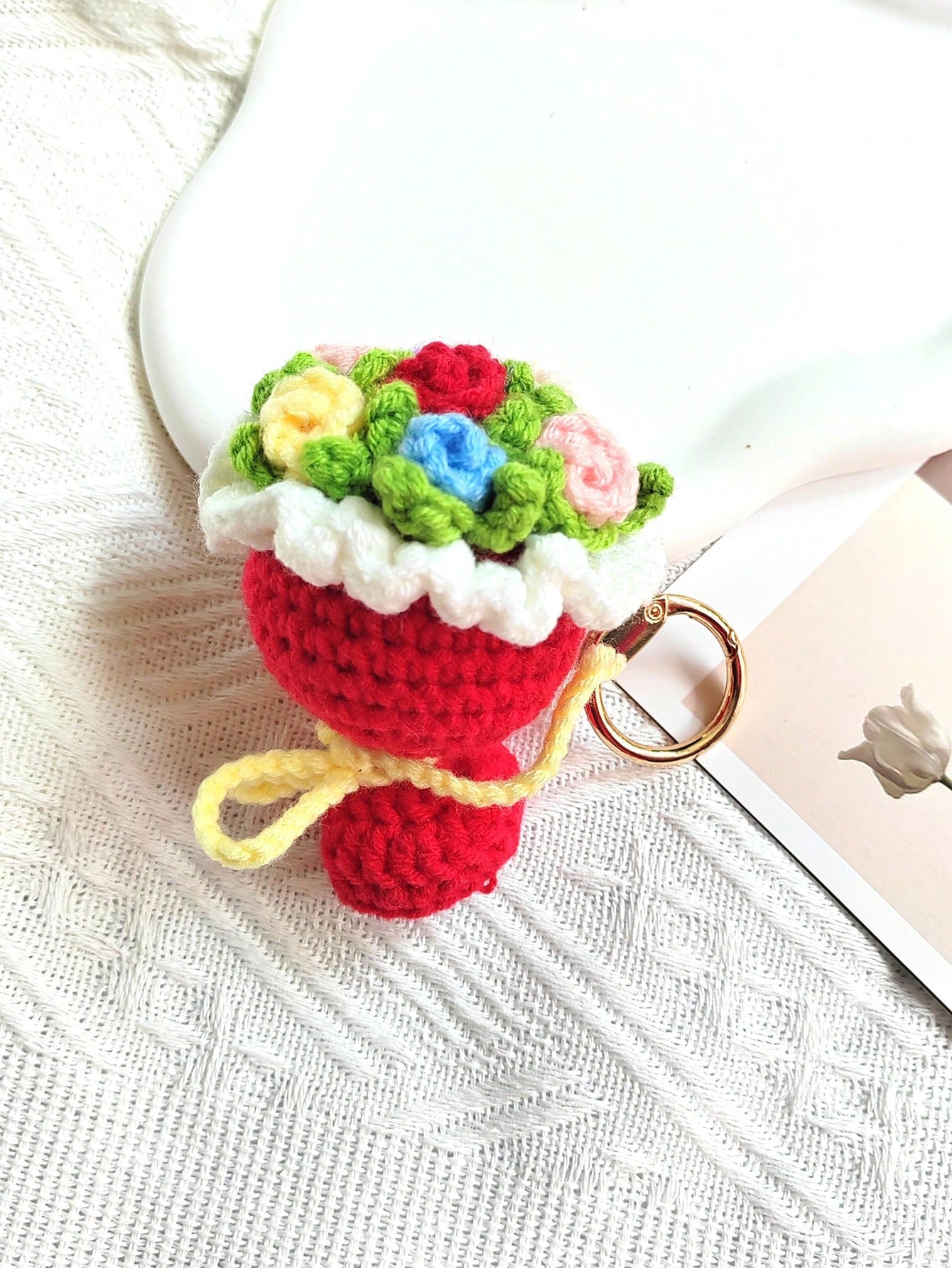 1pc Women's Valentine's Day Mini Crocheted Knitted Rose Flower Bouquet Keychain, Realistic DIY Knitted Flower Bouquet, Gift For Graduation, Wedding Guest, Best Friend, Girlfriend, Anniversary, Valentine's Day, Wedding Keychain, Bag Accessory