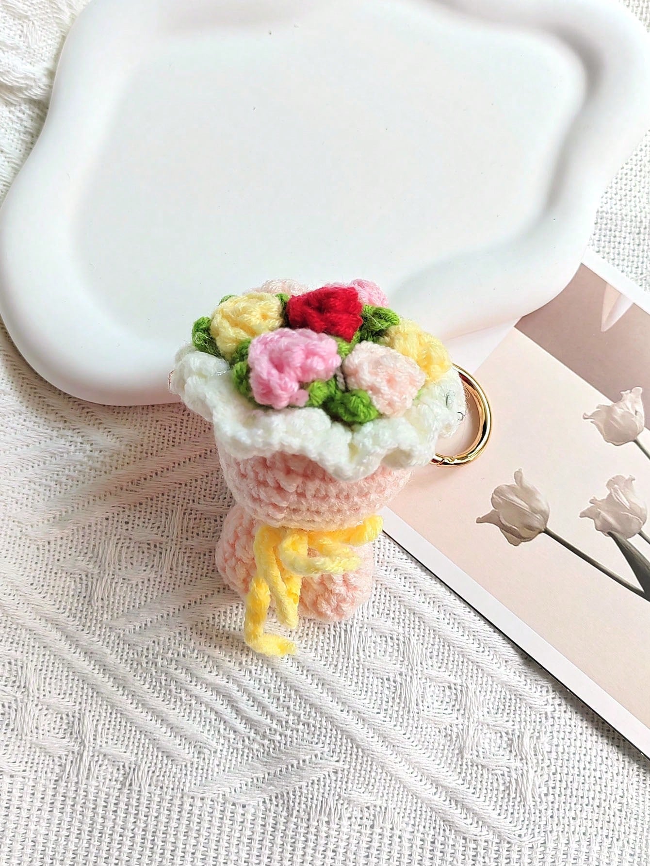 1pc Women's Valentine's Day Mini Crocheted Knitted Rose Flower Bouquet Keychain, Realistic DIY Knitted Flower Bouquet, Gift For Graduation, Wedding Guest, Best Friend, Girlfriend, Anniversary, Valentine's Day, Wedding Keychain, Bag Accessory