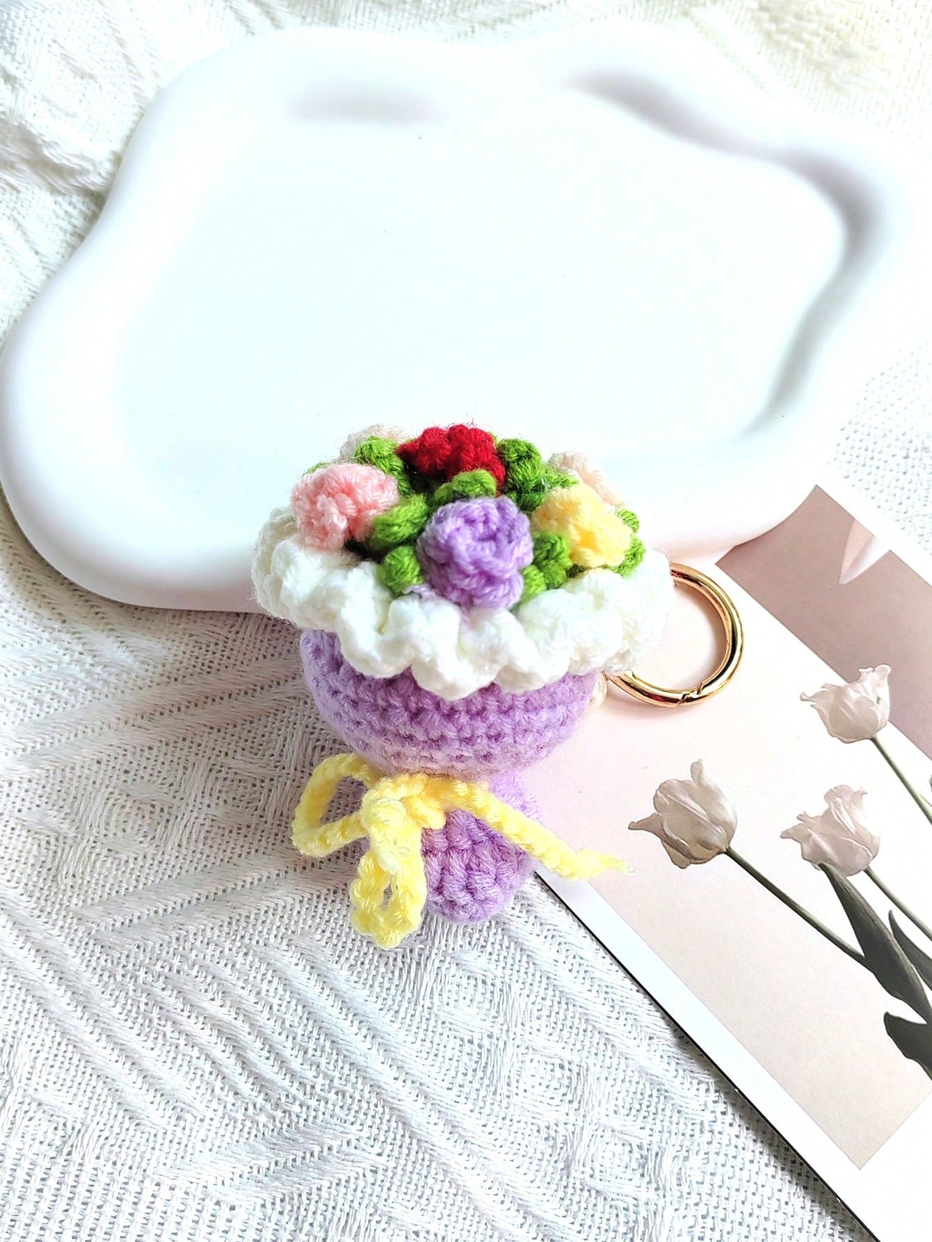 1pc Women's Valentine's Day Mini Crocheted Knitted Rose Flower Bouquet Keychain, Realistic DIY Knitted Flower Bouquet, Gift For Graduation, Wedding Guest, Best Friend, Girlfriend, Anniversary, Valentine's Day, Wedding Keychain, Bag Accessory