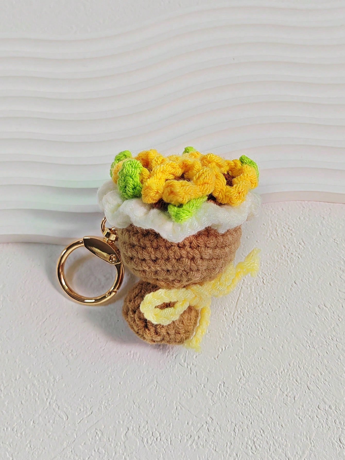 1pc Women's Valentine's Day Mini Crocheted Knitted Rose Flower Bouquet Keychain, Realistic DIY Knitted Flower Bouquet, Gift For Graduation, Wedding Guest, Best Friend, Girlfriend, Anniversary, Valentine's Day, Wedding Keychain, Bag Accessory